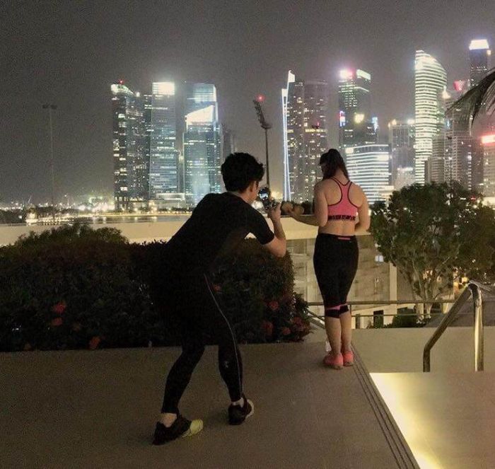 Парни фотографируют своих девушек для Instagram