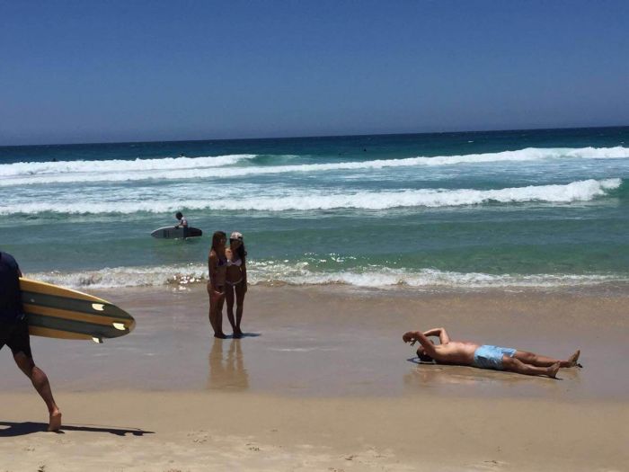 Парни фотографируют своих девушек для Instagram