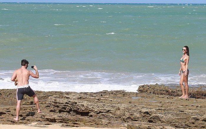 Парни фотографируют своих девушек для Instagram