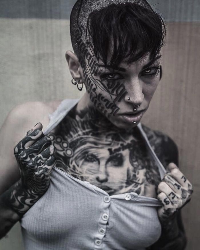 Татуировщица забила своё тело чёрным цветом и её обвинили в расизме Татуировщица забила своё тело чёрным цветом и её обвинили в расизме