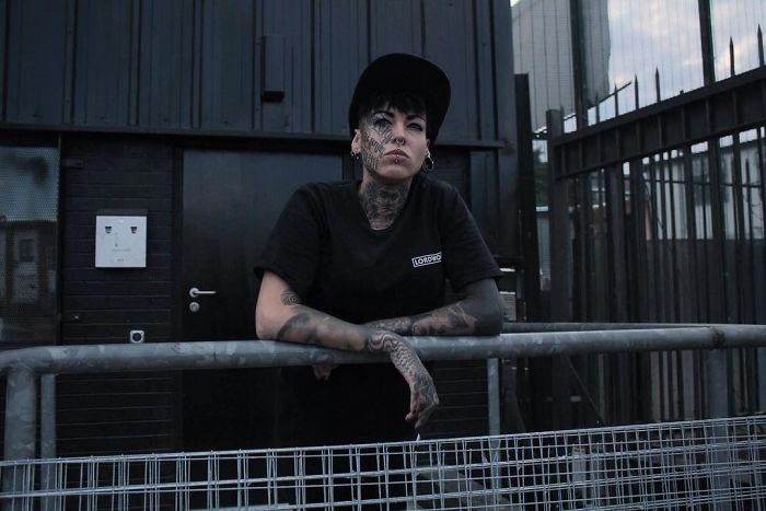 Татуировщица забила своё тело чёрным цветом и её обвинили в расизме Татуировщица забила своё тело чёрным цветом и её обвинили в расизме