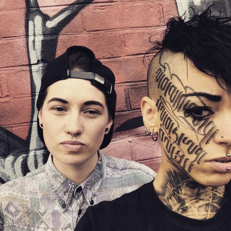 Татуировщица забила своё тело чёрным цветом и её обвинили в расизме Татуировщица забила своё тело чёрным цветом и её обвинили в расизме