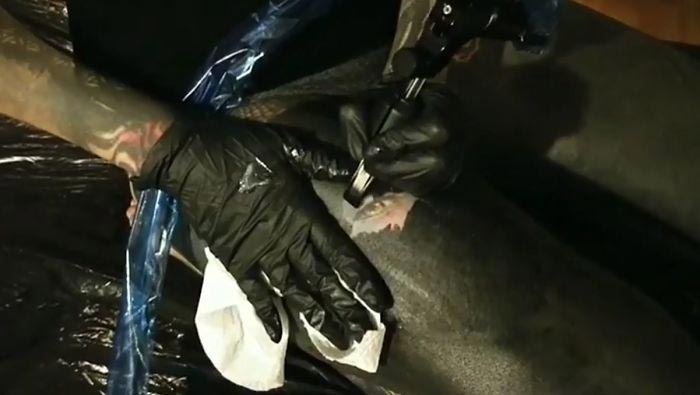 Татуировщица забила своё тело чёрным цветом и её обвинили в расизме Татуировщица забила своё тело чёрным цветом и её обвинили в расизме