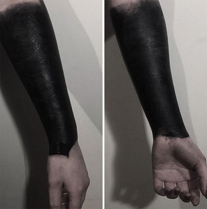 Татуировщица забила своё тело чёрным цветом и её обвинили в расизме Татуировщица забила своё тело чёрным цветом и её обвинили в расизме