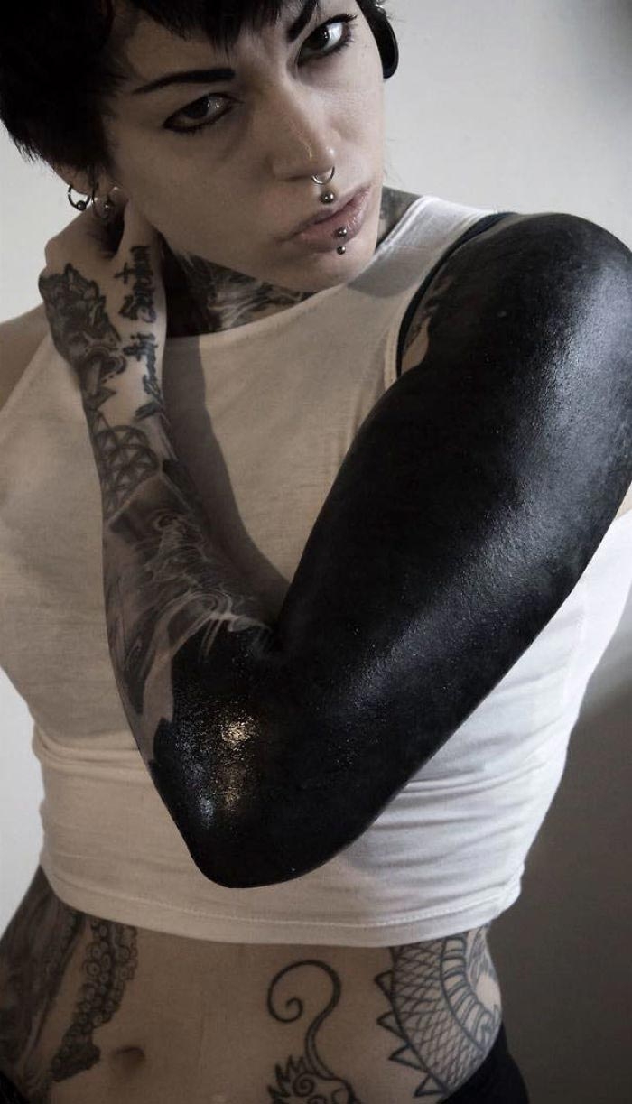 Татуировщица забила своё тело чёрным цветом и её обвинили в расизме Татуировщица забила своё тело чёрным цветом и её обвинили в расизме