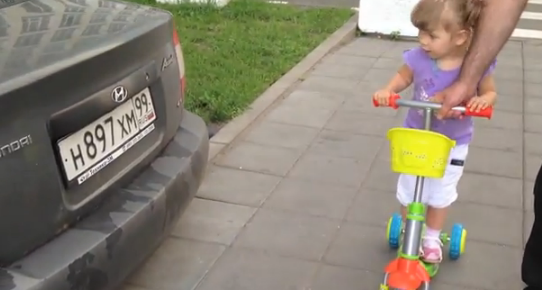 Девочка по имени Элли знает все машины