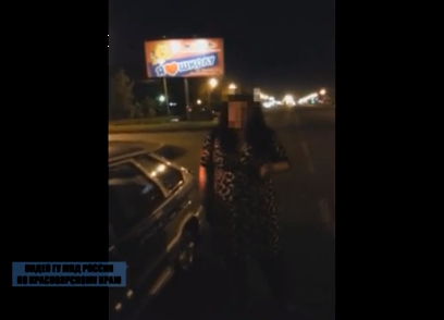 В Красноярске пьяная пассажирка помяла служебную машину и избила инспектора!