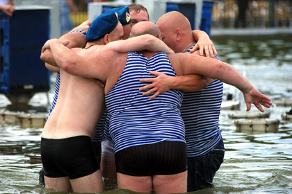 Десантникам отныне можно купаться в фонтанах