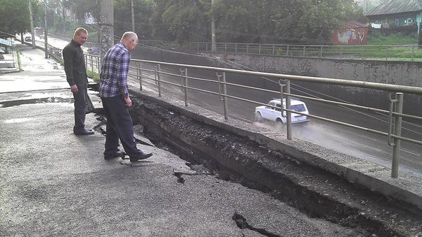 В Красноярске на «Космосе» обрушилась стена, под завалами погиб водитель ВАЗа В Красноярске на «Космосе» обрушилась стена, под завалами погиб водитель ВАЗа