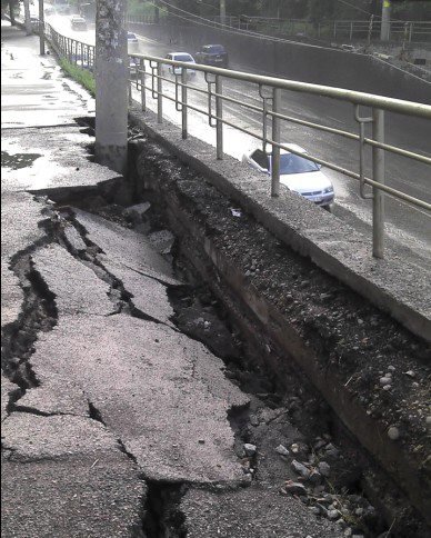 В Красноярске на «Космосе» обрушилась стена, под завалами погиб водитель ВАЗа В Красноярске на «Космосе» обрушилась стена, под завалами погиб водитель ВАЗа