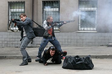 В центре Красноярска трое вооруженных мужчин прямо в пробке устроили перестрелку!