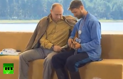 Казак удивил Путина танцем и игрой на балалайке