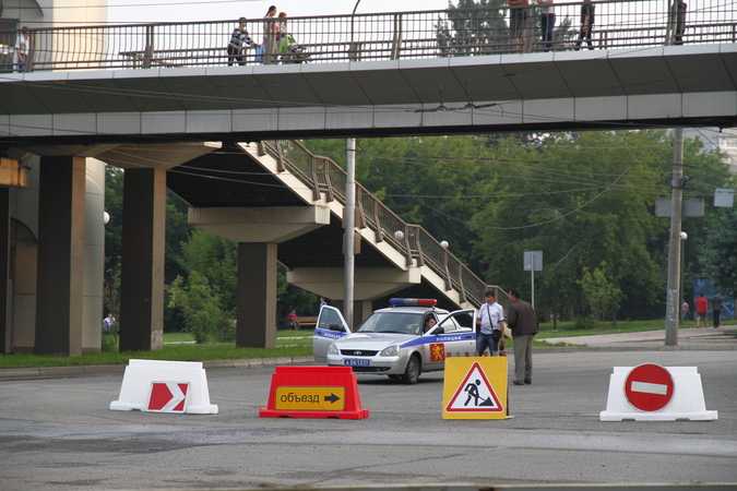 Из-за обрушения стены на проспекте Свободный в Красноярске всё ещё перекрыто движение транспорта