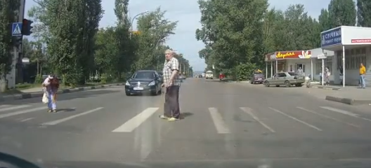 Нервная девушка-пешеход