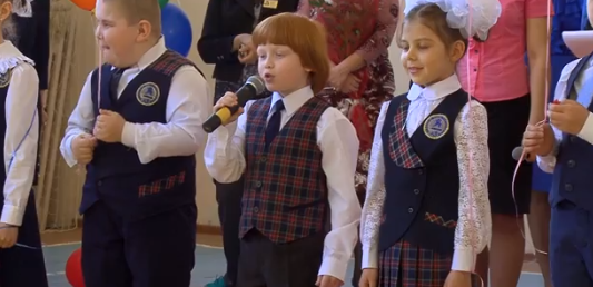 читает стих