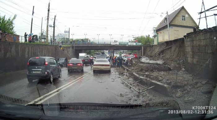 В Красноярске на «Космосе» обрушилась стена, под завалами погиб водитель ВАЗа