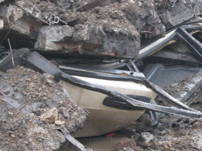 В Красноярске на «Космосе» обрушилась стена, под завалами погиб водитель ВАЗа