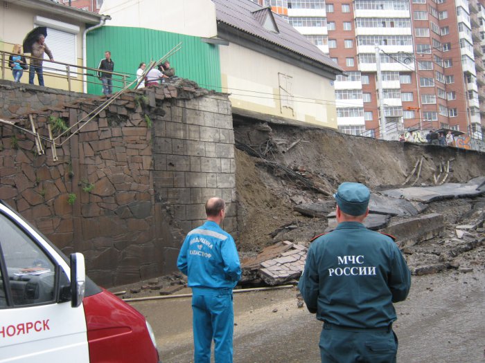 В Красноярске на «Космосе» обрушилась стена, под завалами погиб водитель ВАЗа