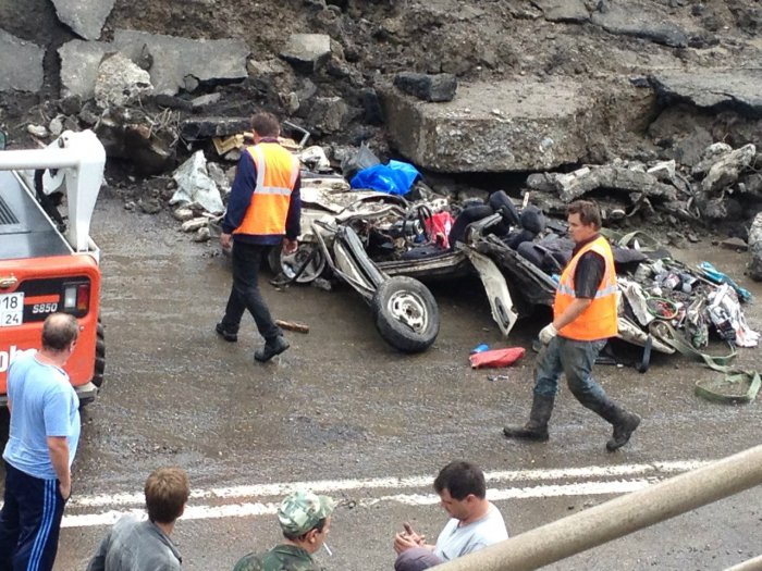 В Красноярске на «Космосе» обрушилась стена, под завалами погиб водитель ВАЗа