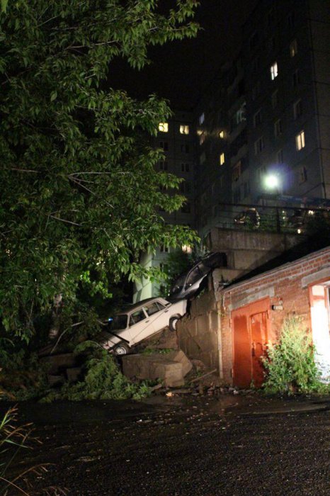 В Академгородке обрушилась стена с автомобилями