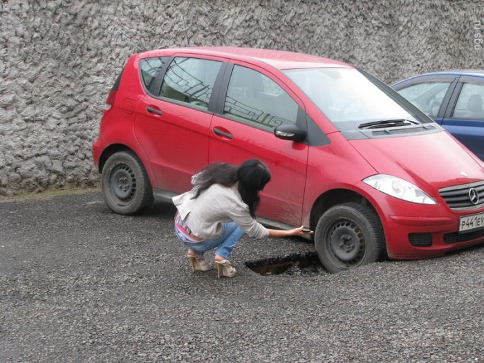 На парковке в асфальт провалились три машины