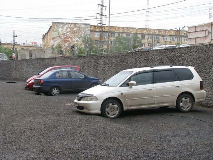 На парковке в асфальт провалились три машины