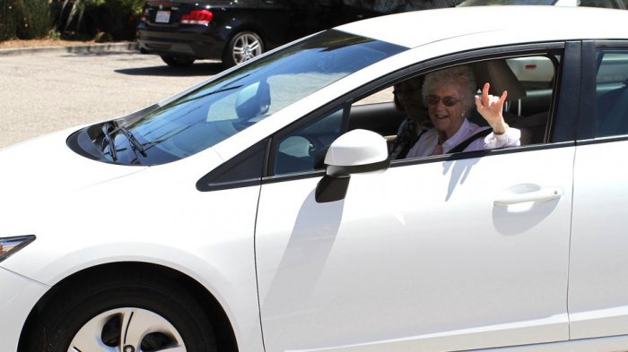 Старейшая пользовательница Facebook получила авто в подарок от анонима!