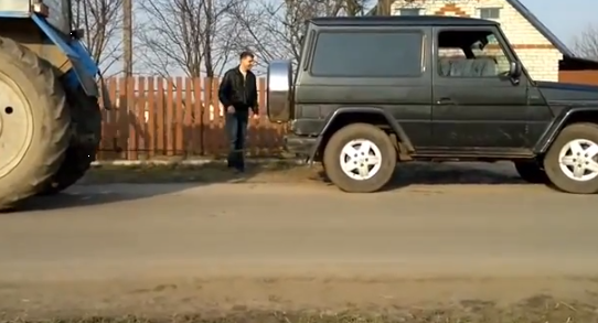 Кто сильней? Mercedes vs traktor!!!