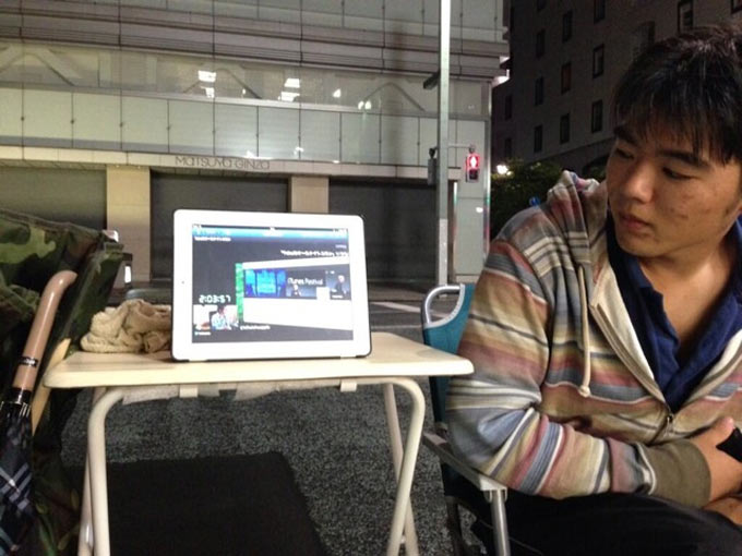 Очередь за iPhone 5S теперь и в Токио