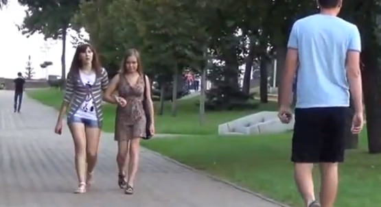 Реакция прохожих на отвратительный звук