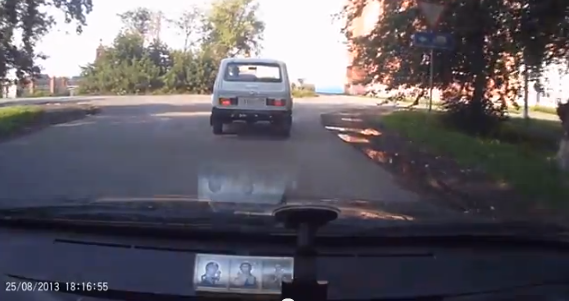  Мужик избил старика на ниве