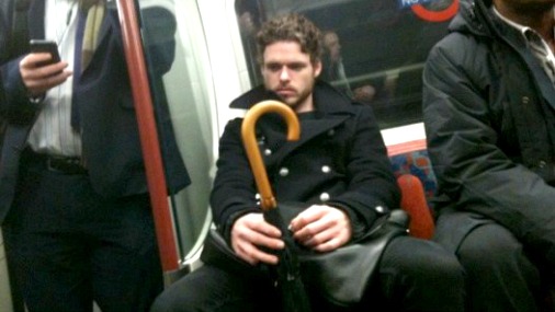 Когда мужчины прекратят раздвигать ноги в транспорте?!