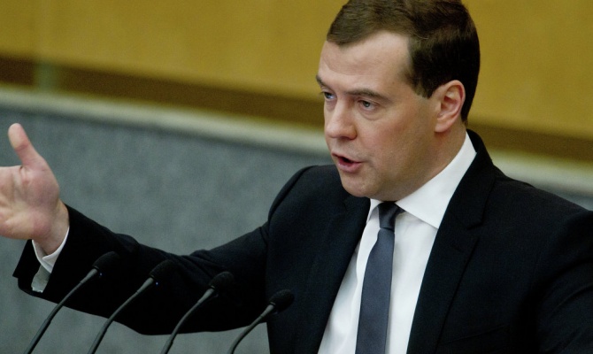 Медведев: Россиянам придется менять работу, профессию и место жительства