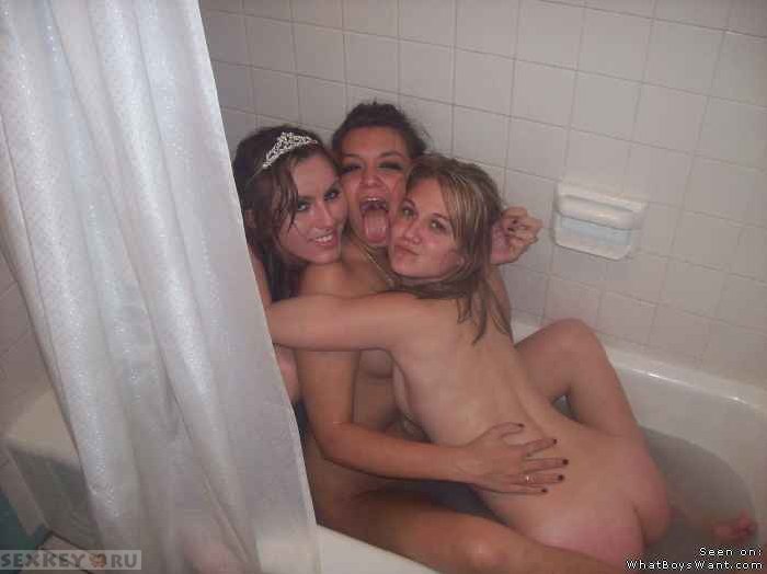 Девушки в ванной