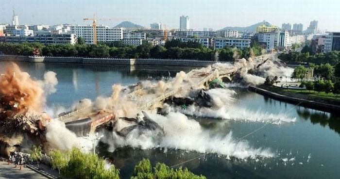 Как взрывают устаревшие мосты.