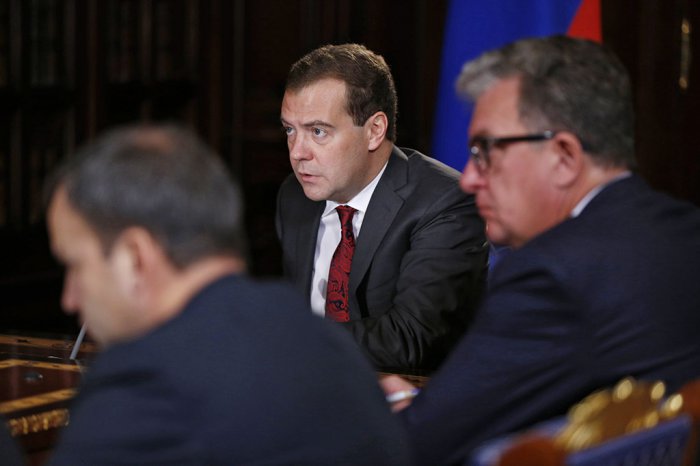 Медведев потребовал решить вопрос с обязательным страхованием жилья