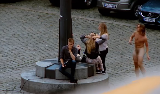 Голый парень знакомится с девушками