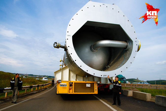 В Красноярском крае платформа с реактором для НПЗ сломалась и перегородила федеральную трассу М-53