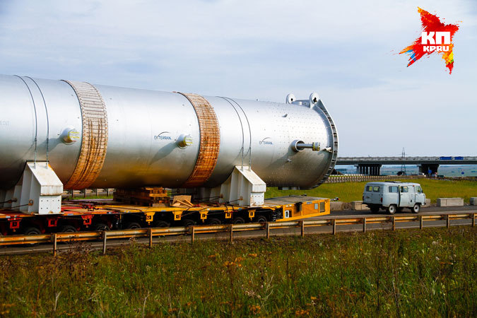 В Красноярском крае платформа с реактором для НПЗ сломалась и перегородила федеральную трассу М-53