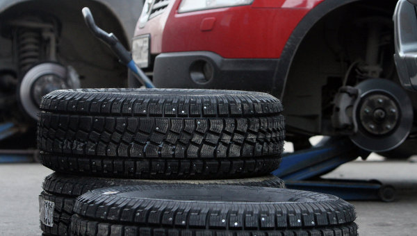 Похолодание и первый снег в Красноярске создали очереди на на смену летней резины на зимнюю, очередь расписана на несколько дней вперед