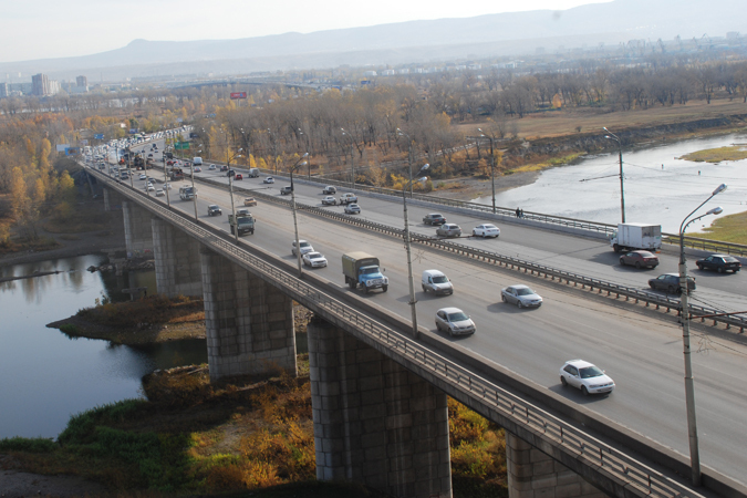 В Красноярске полиция ищет водителя, спрыгнувшего с моста после аварии