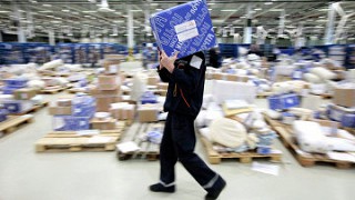 «Почта России» доставила посылку с камнями вместо iPhone