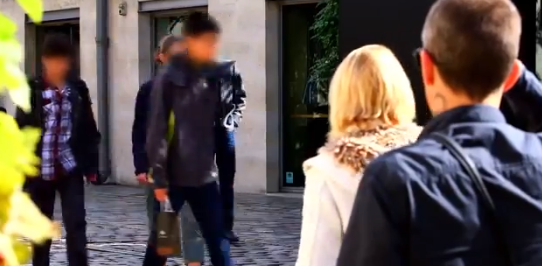 Акция - розыгрыш компании LG в Париже.