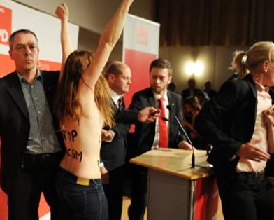 Активистки FEMEN атаковали мэра Гамбурга