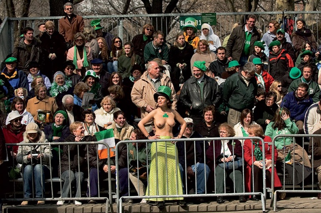 Женщины - ЗА обнаженную грудь