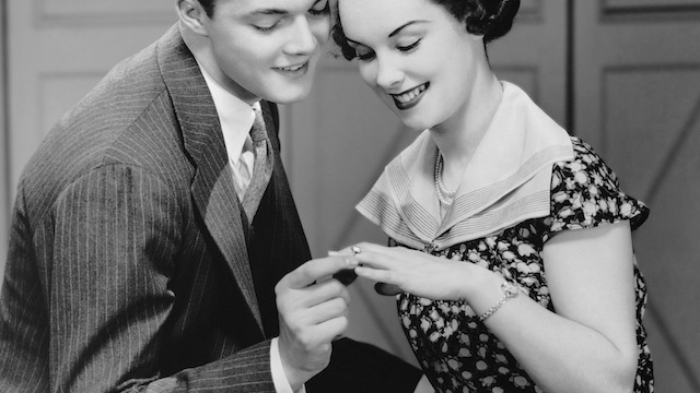 Медики советуют мужчинам снимать обручальные кольца