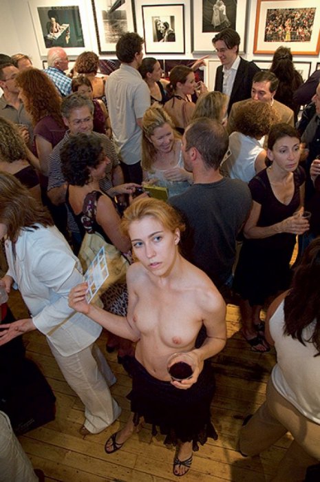 Женщины - ЗА обнаженную грудь