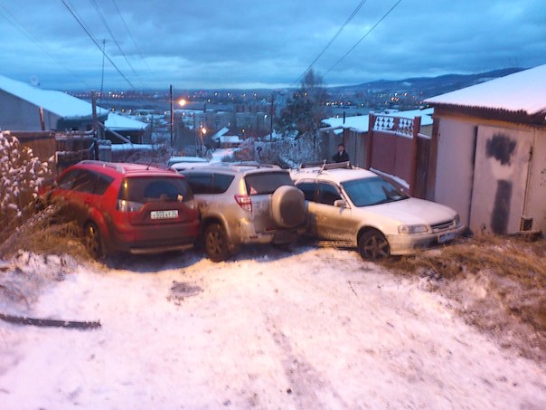 В Красноярске одну дорогу не поделили более десяти автомобилей В Красноярске одну дорогу не поделили более десяти автомобилей