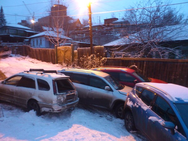 В Красноярске одну дорогу не поделили более десяти автомобилей В Красноярске одну дорогу не поделили более десяти автомобилей