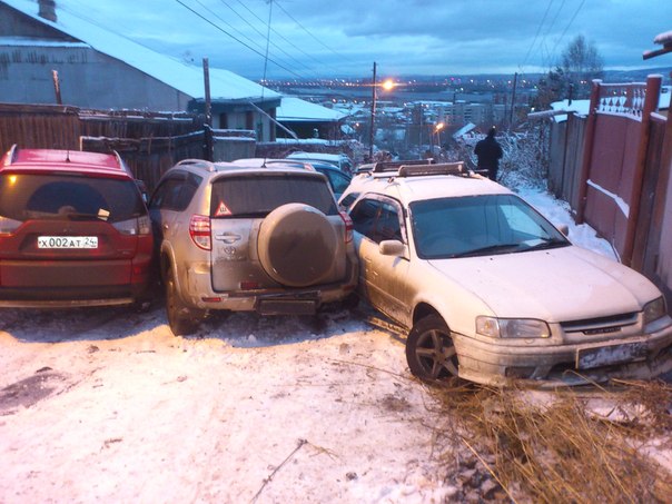 В Красноярске одну дорогу не поделили более десяти автомобилей В Красноярске одну дорогу не поделили более десяти автомобилей